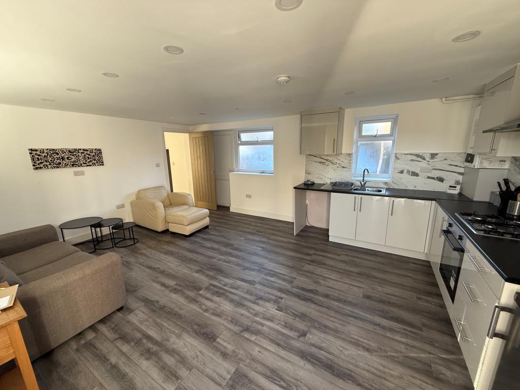 Lot: 157 - WELL PRESENTED BLOCK OF FOUR FLATS - Kitchen Flat 4